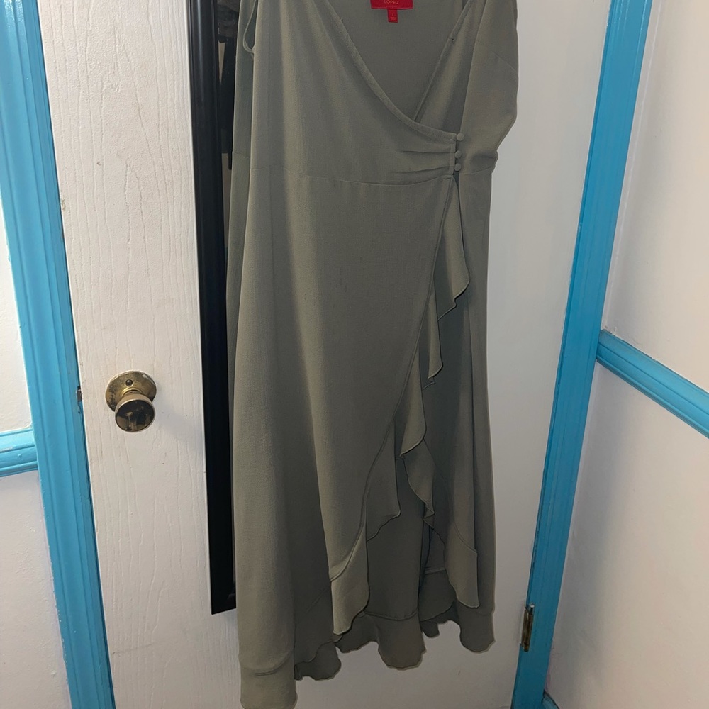 Size LARGE dress flowy & pretty bottom detail - Picture 2 of 5